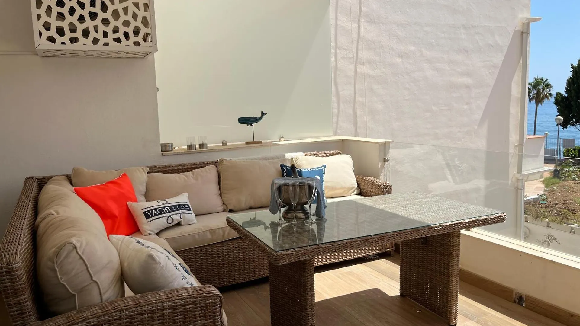 Beachfront Apartment In 마르베야